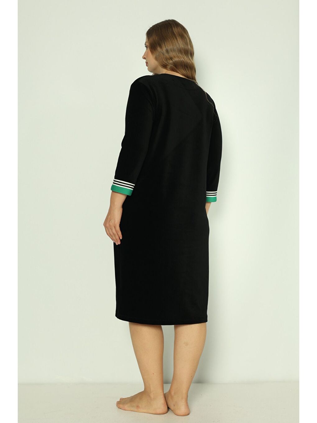 Siyah Kadın Lacivert Büyük Beden Truvakar Kollu Pamuklu Kadife Taş Ve Baskılı Yeşil Yaka Detaylı Elbise-3