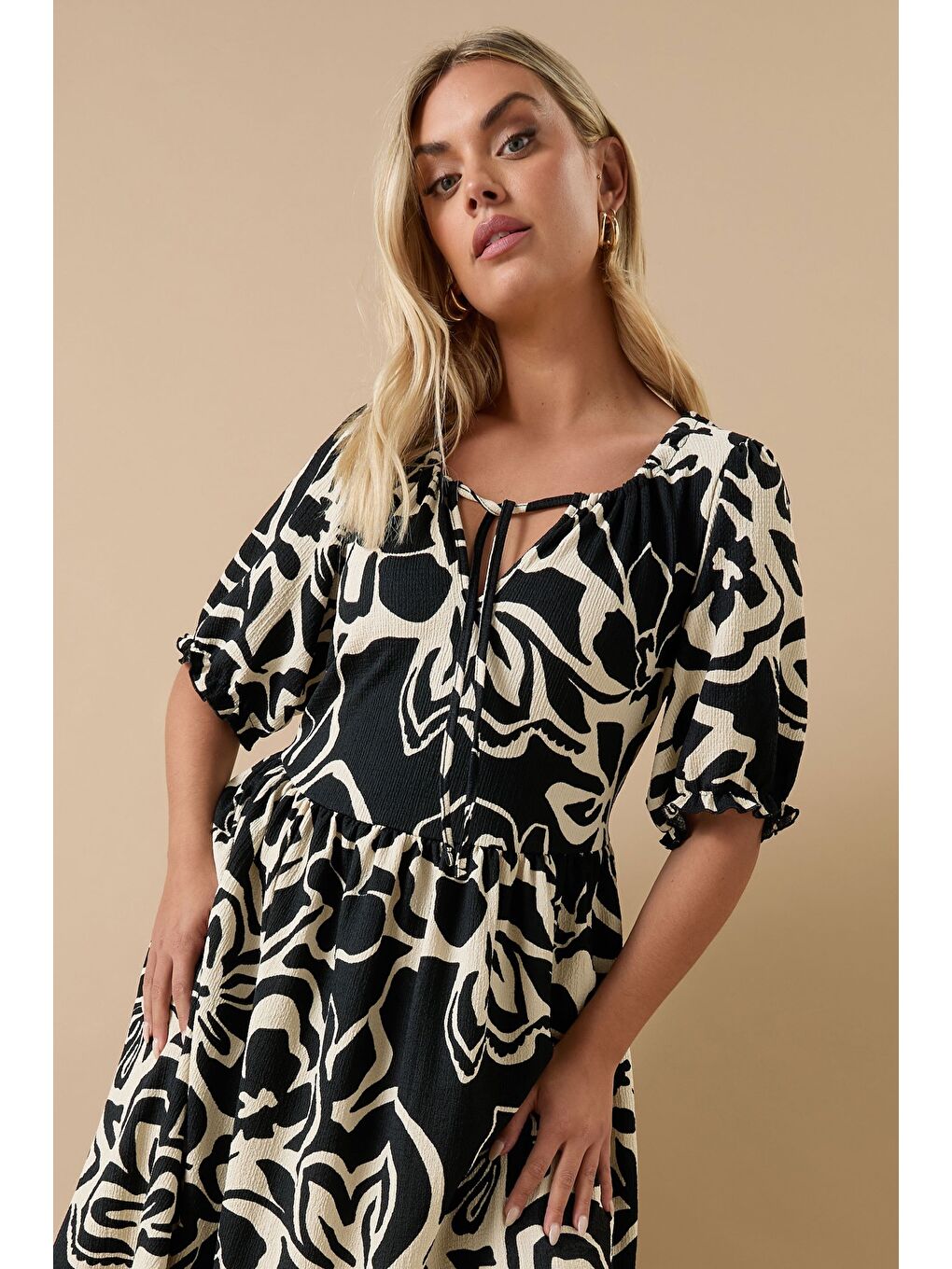 Bej Büyük Beden Yakası Büzgülü Kısa Kollu Beli Lastikli Midi Elbise 304140-3