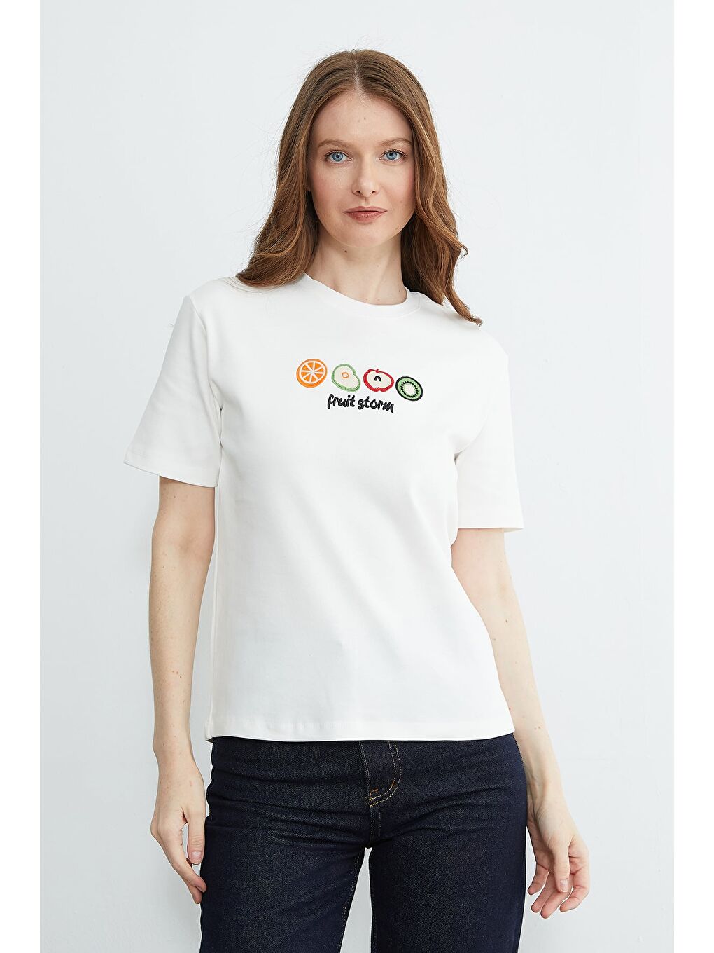 Beyaz Meyve Nakışlı Bisiklet Yaka Tişört-1
