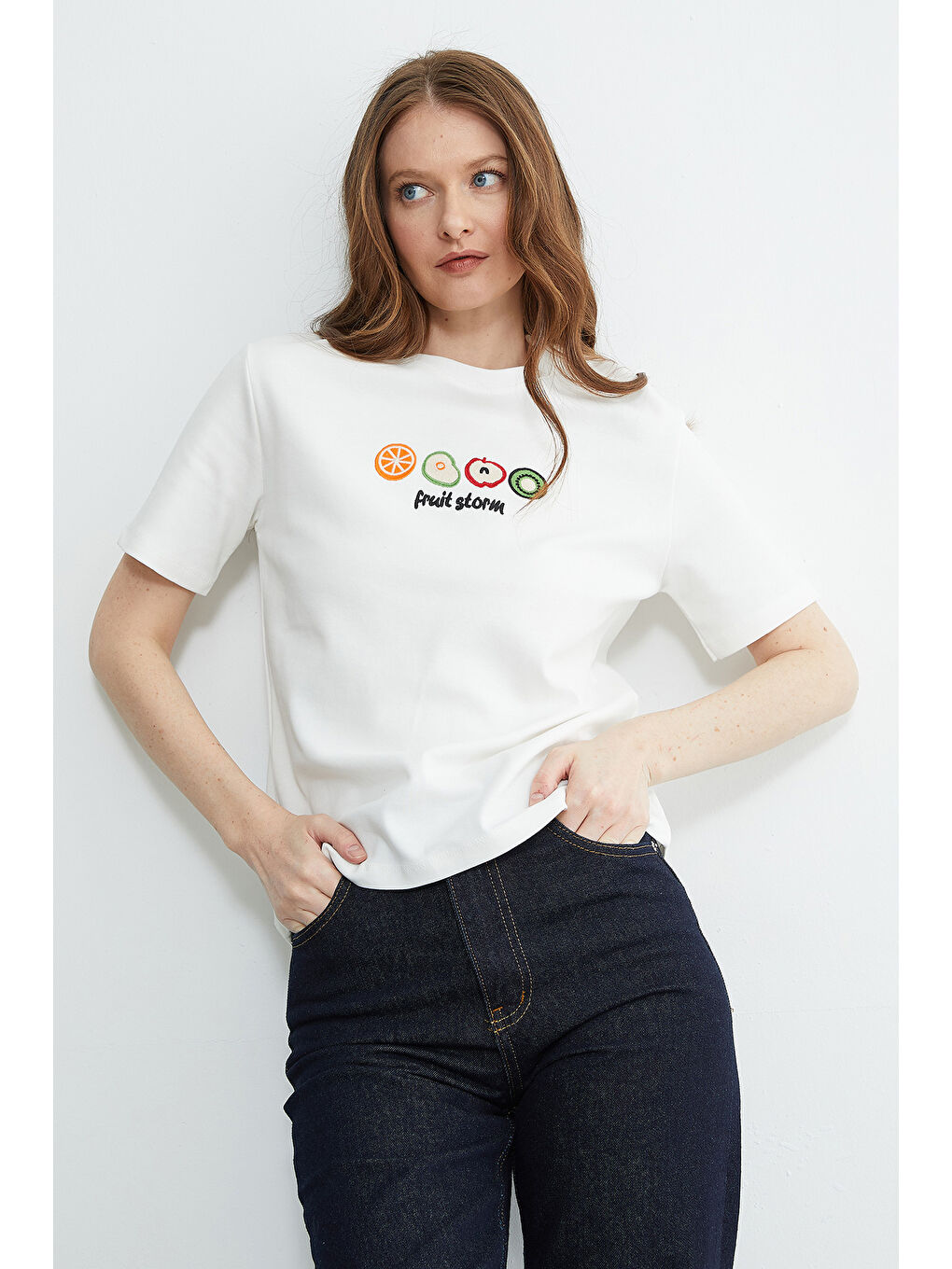 Beyaz Meyve Nakışlı Bisiklet Yaka Tişört-3