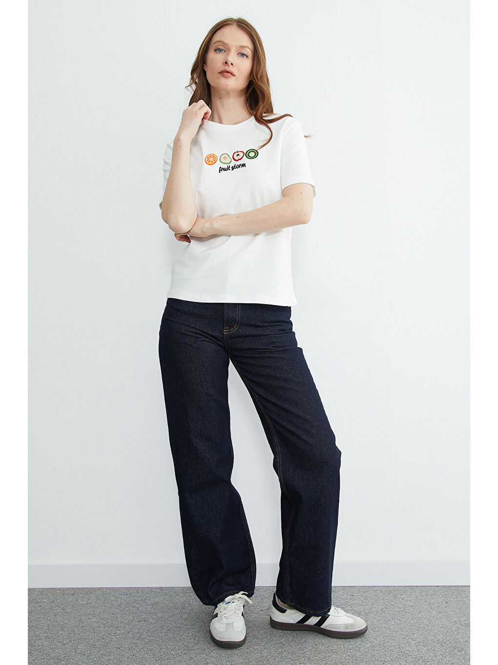 Beyaz Meyve Nakışlı Bisiklet Yaka Tişört-4