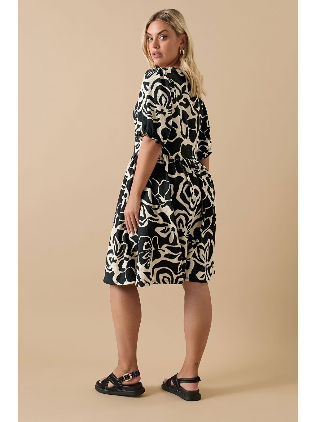 Bej Büyük Beden Yakası Büzgülü Kısa Kollu Beli Lastikli Midi Elbise 304140-4