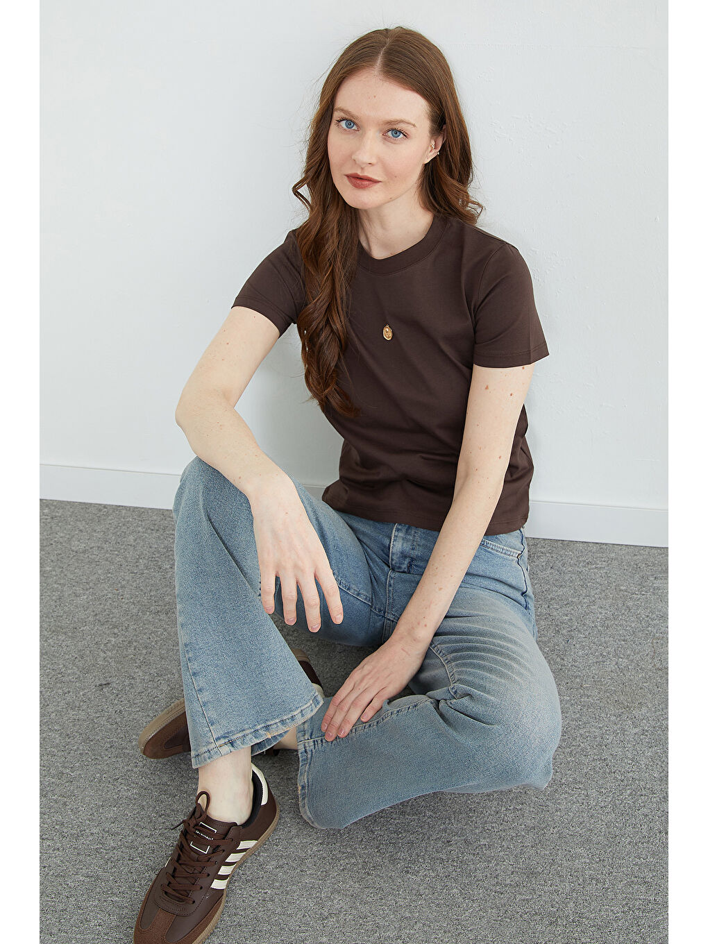 Kahverengi Metal Aksesuarlı Bisiklet Yaka Tişört-1