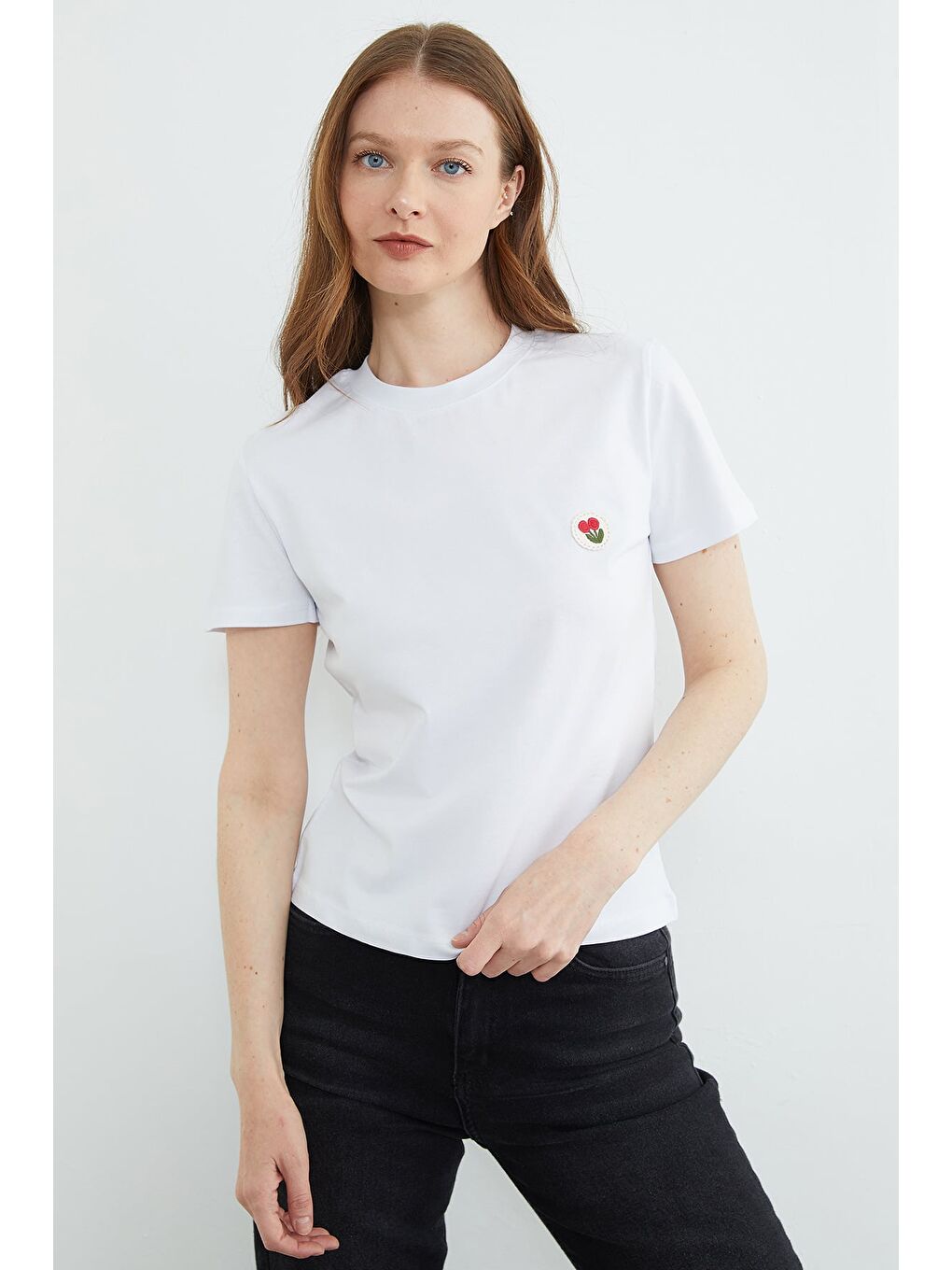 Beyaz Çiçek Nakışlı Bisiklet Yaka Tişört