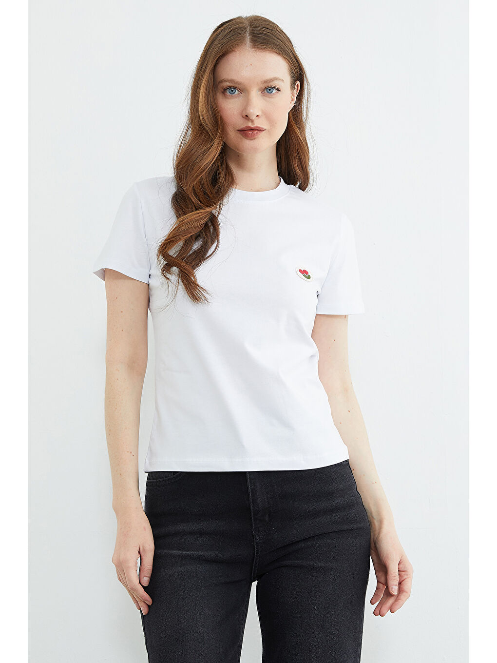 Beyaz Çiçek Nakışlı Bisiklet Yaka Tişört-1