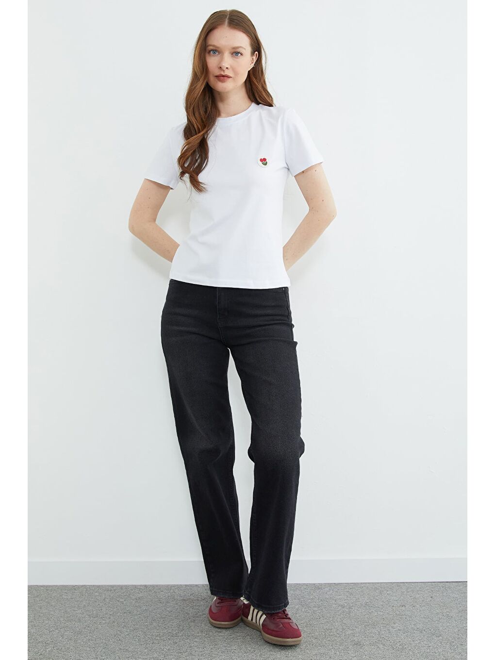 Beyaz Çiçek Nakışlı Bisiklet Yaka Tişört-2