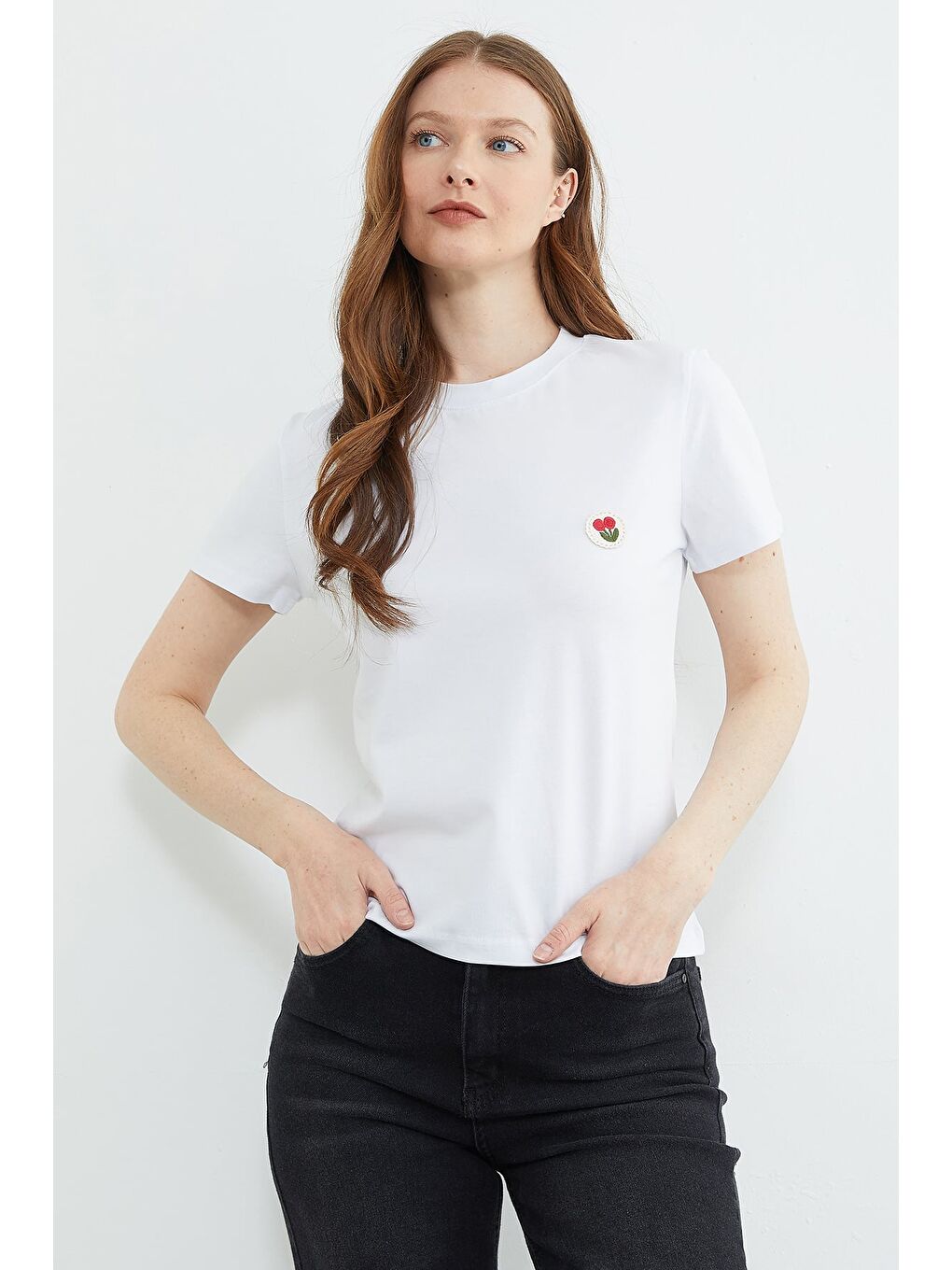 Beyaz Çiçek Nakışlı Bisiklet Yaka Tişört-3