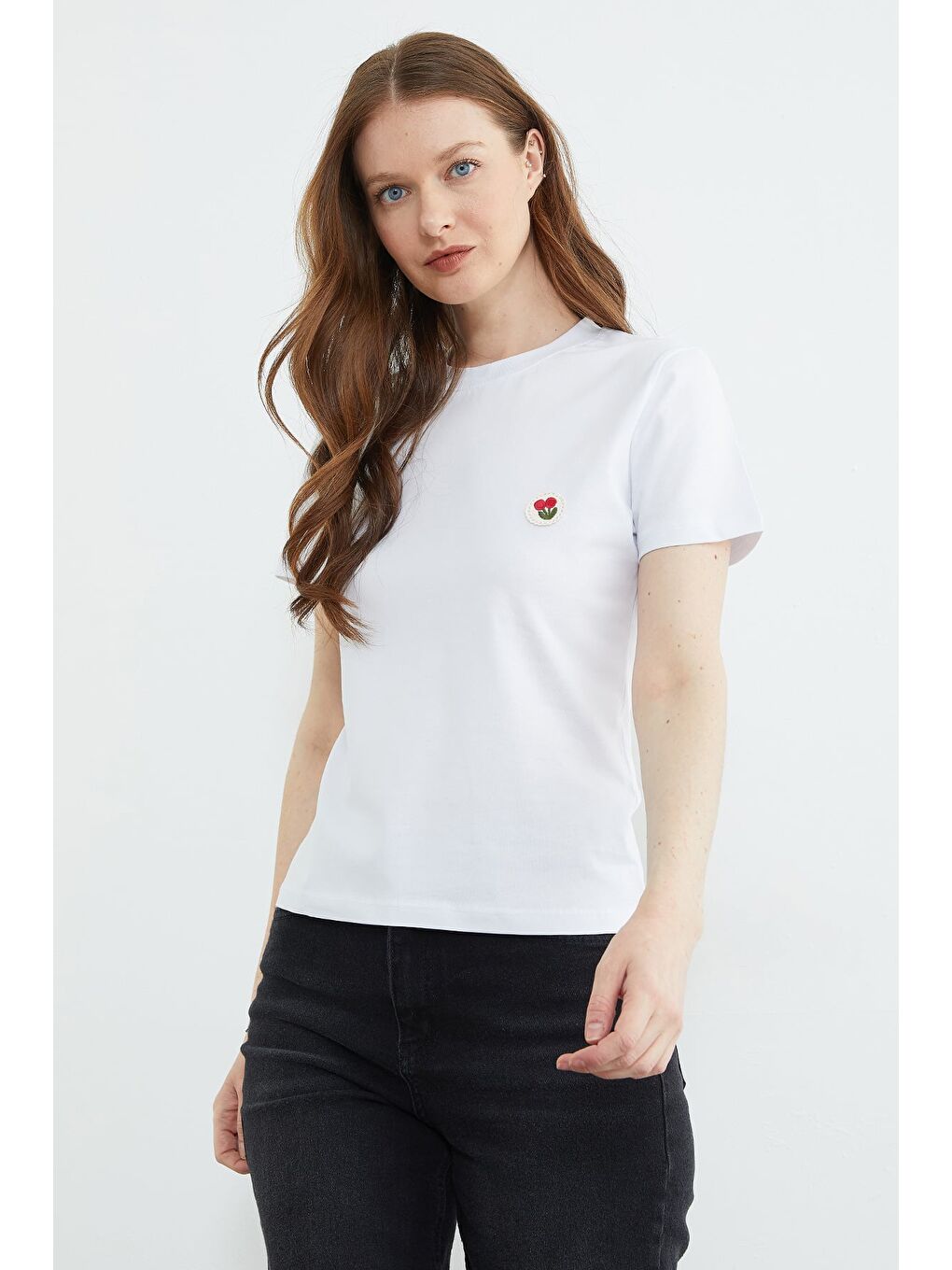 Beyaz Çiçek Nakışlı Bisiklet Yaka Tişört-4