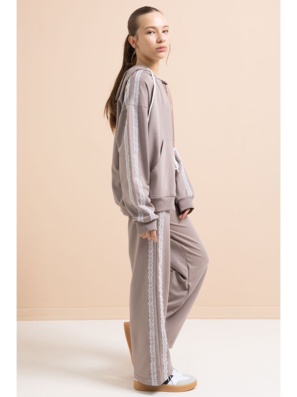 Kahverengi Dantel Şeritli Hırkalı Kız Çocuk 2li Eşofman Takımı 21245-4