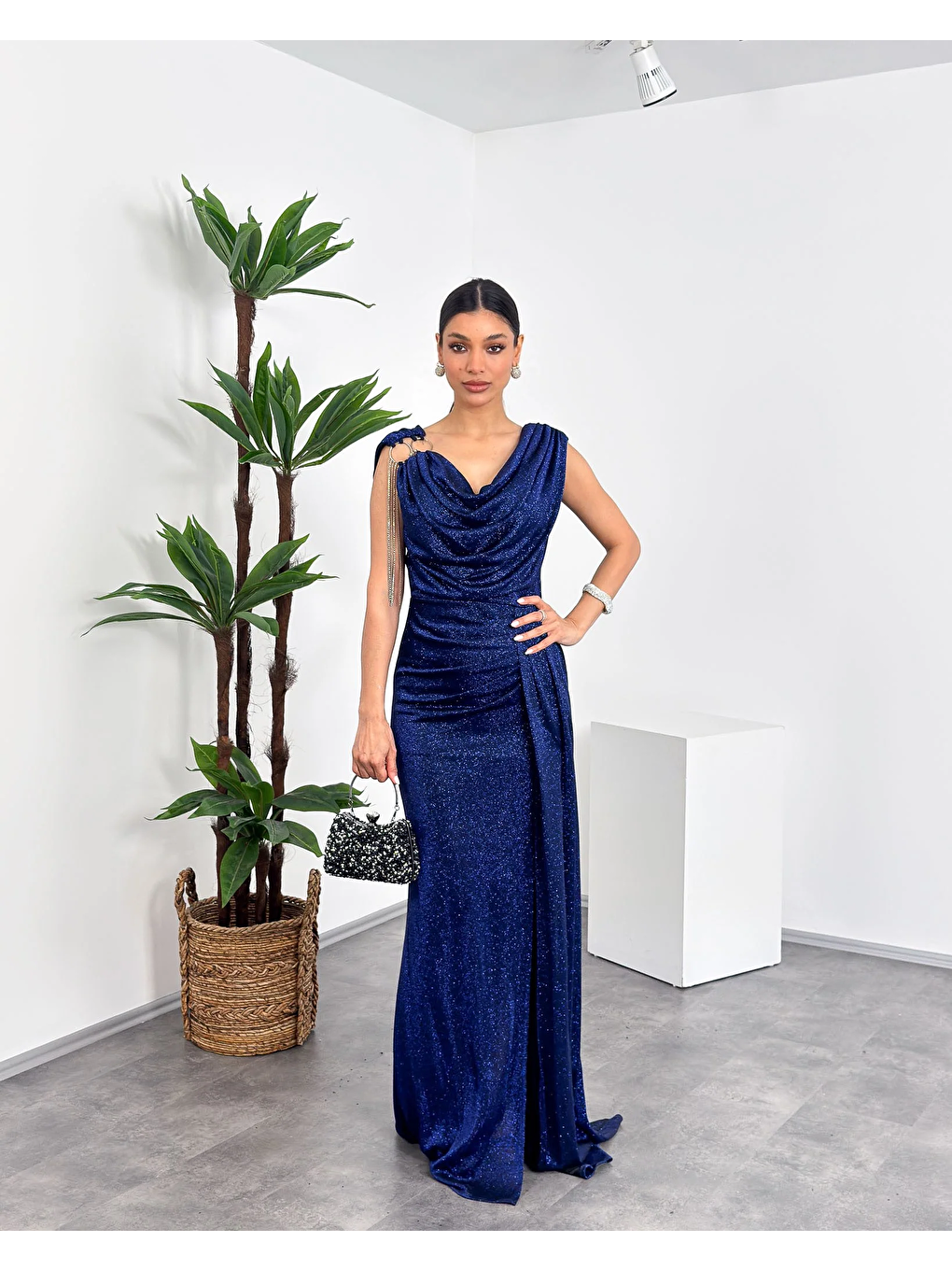 Yeşil Omuz Aksesuarlı Degaje Yaka Simli Yırtmaçlı Maxi Kadın Abiye Elbise-1