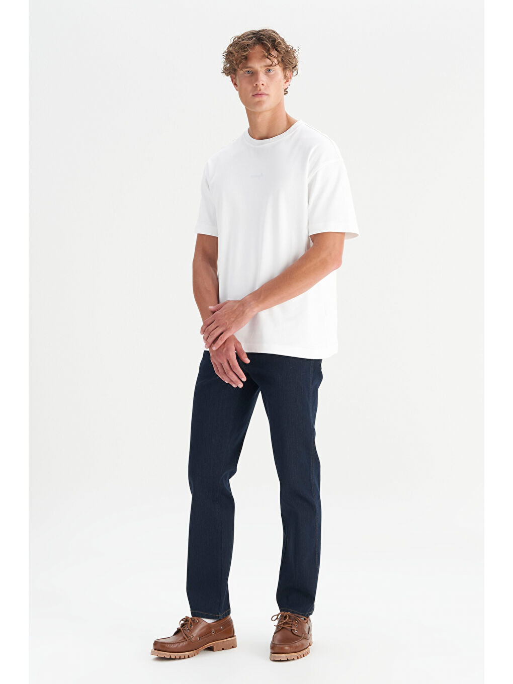 Beyaz %100 Pamuk Relaxed Fit Rahat Kesim Bisiklet Yaka Minimal Logo Detaylı Tişört-1