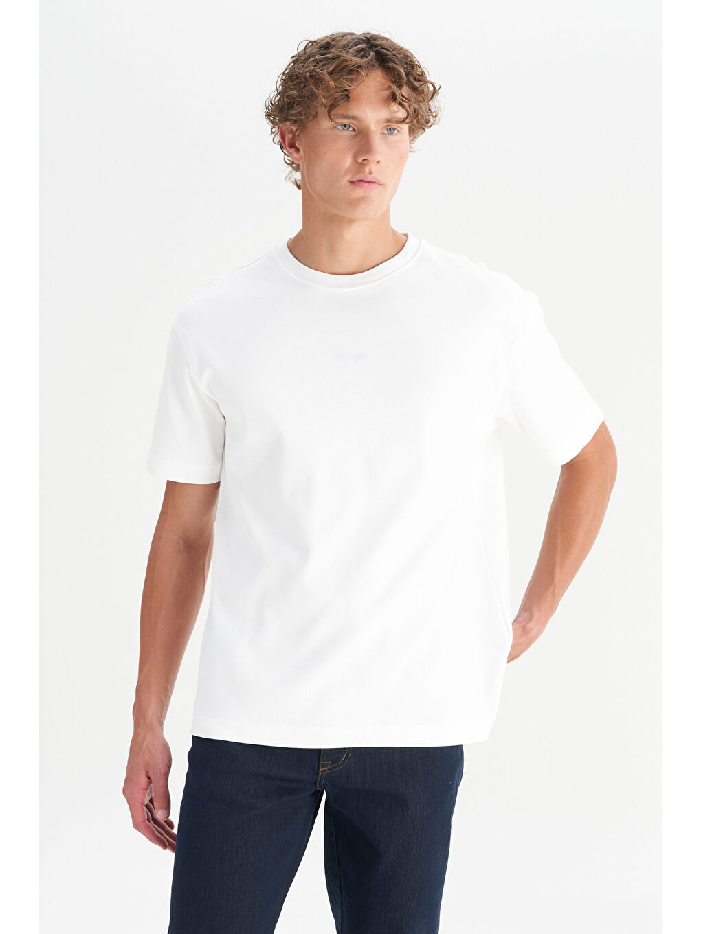 Beyaz %100 Pamuk Relaxed Fit Rahat Kesim Bisiklet Yaka Minimal Logo Detaylı Tişört-2