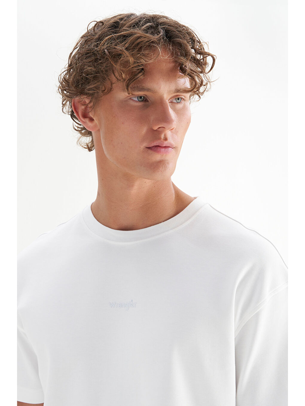 Beyaz %100 Pamuk Relaxed Fit Rahat Kesim Bisiklet Yaka Minimal Logo Detaylı Tişört-3