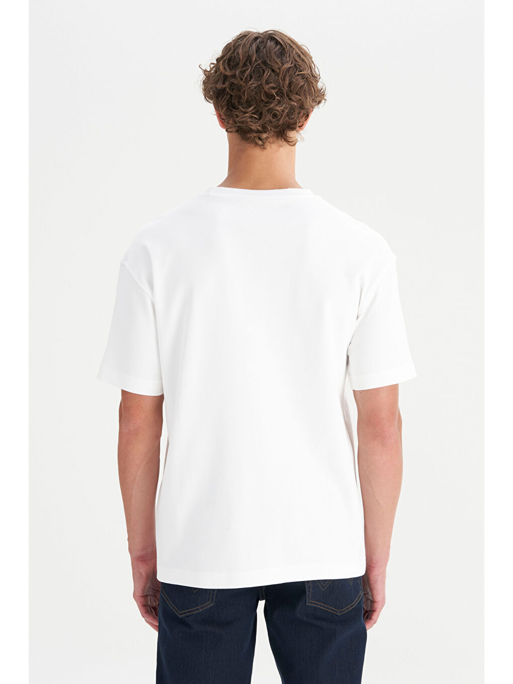 Beyaz %100 Pamuk Relaxed Fit Rahat Kesim Bisiklet Yaka Minimal Logo Detaylı Tişört-4