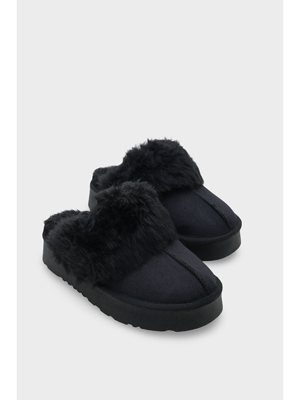 Siyah Florri Tüylü Burnu Kapalı Kadın Terlik