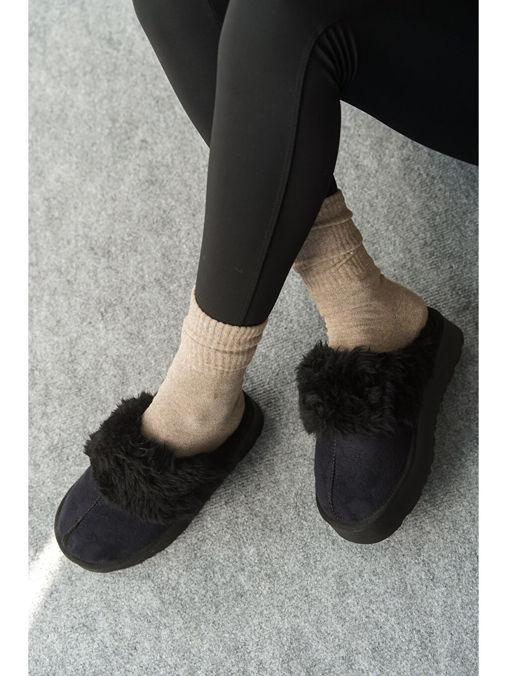 Siyah Florri Tüylü Burnu Kapalı Kadın Terlik-1