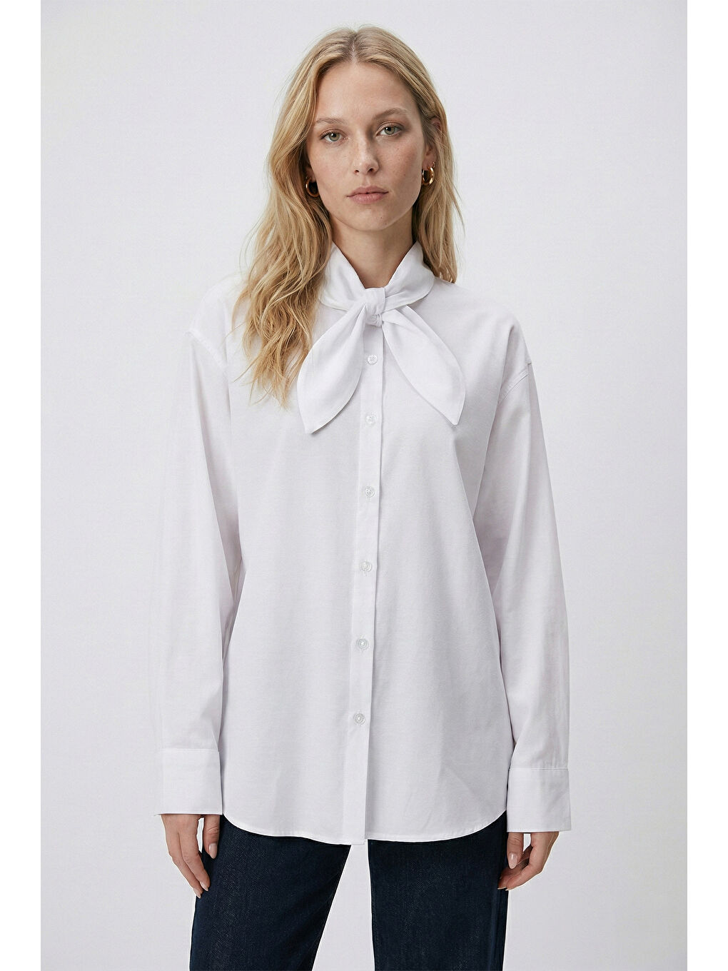 Beyaz Pamuklu Relaxed Fit Fiyonk Detaylı Yaka Gömlek 6925407-1