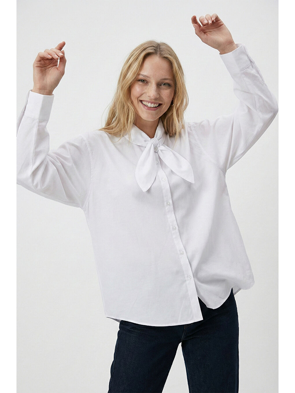 Beyaz Pamuklu Relaxed Fit Fiyonk Detaylı Yaka Gömlek 6925407-2