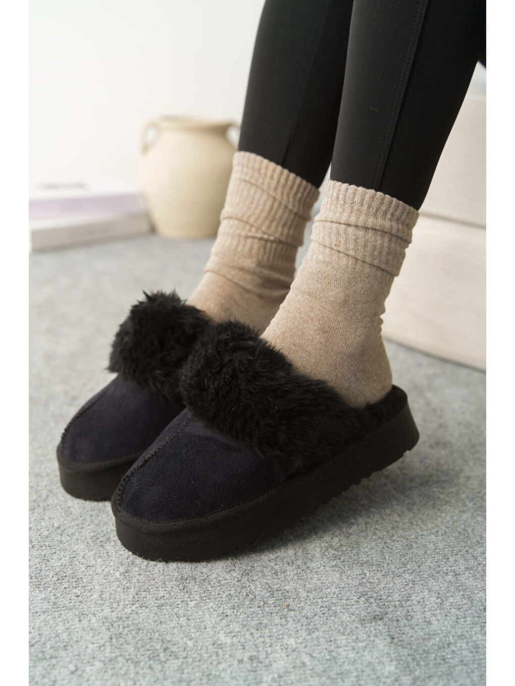 Siyah Florri Tüylü Burnu Kapalı Kadın Terlik-6