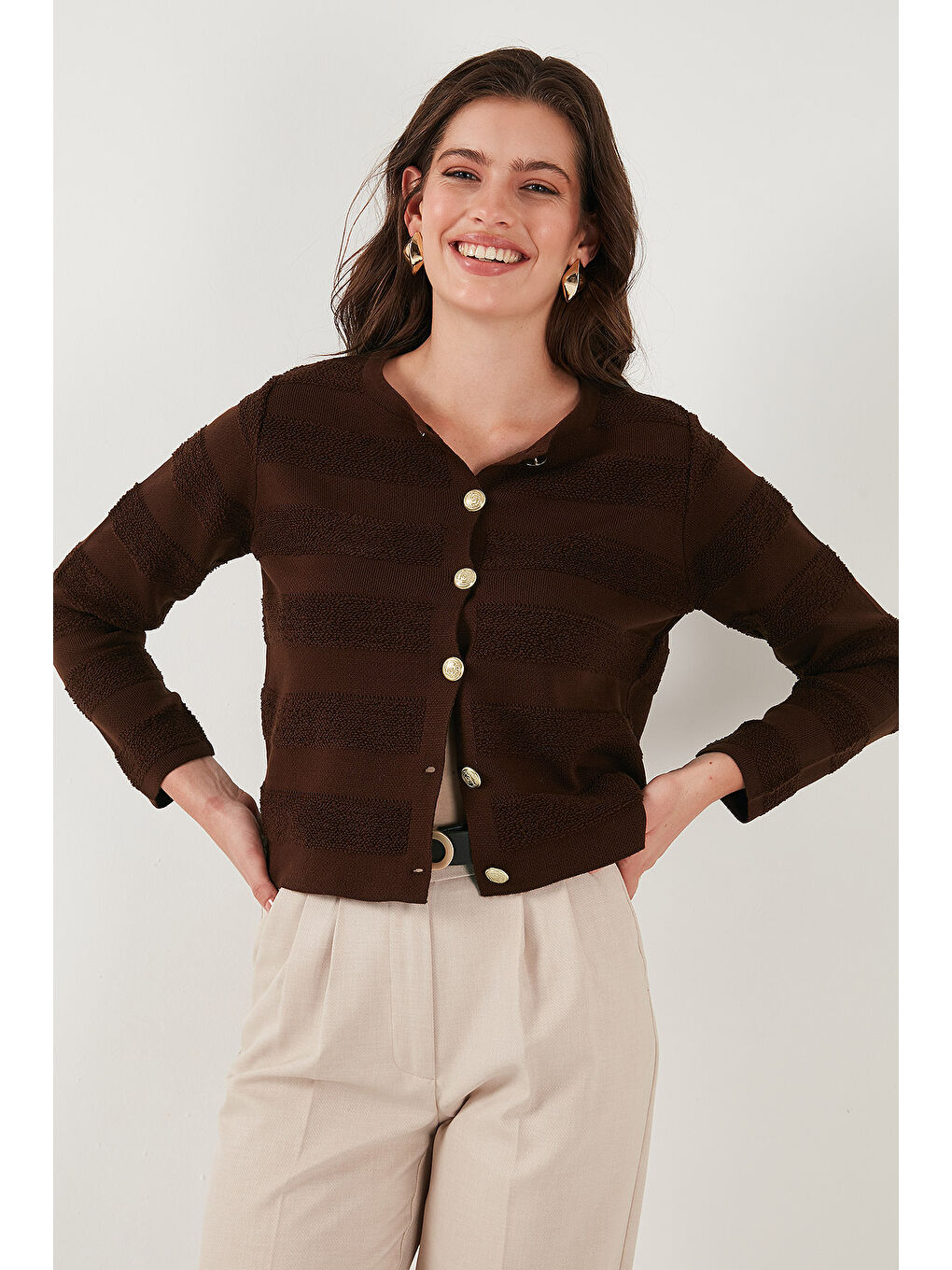 Kahverengi Premium Regular Fit Bisiklet Yaka Düğmeli Dokulu Triko Hırka 680HI00337-1