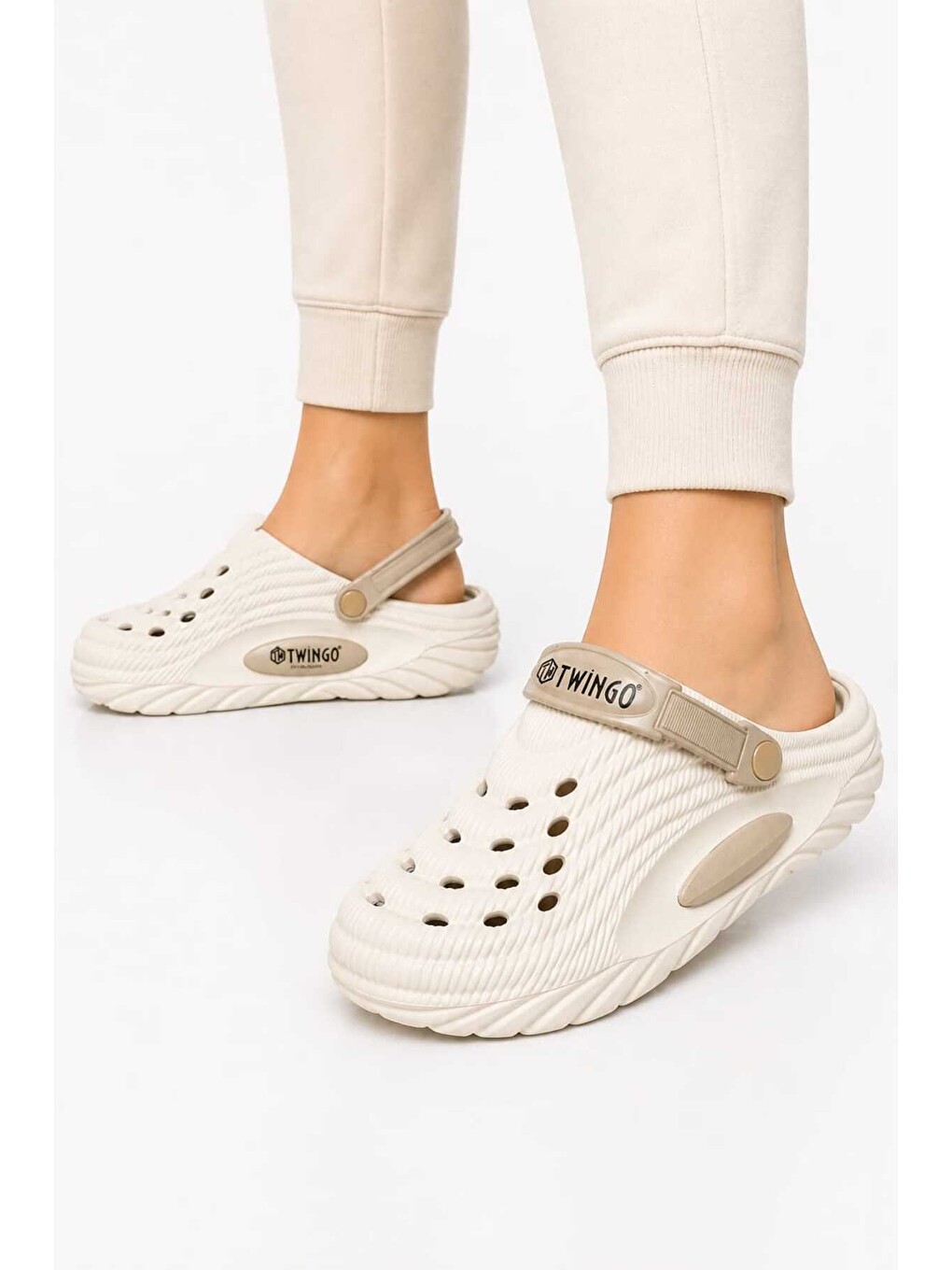Ekru Unisex Yazlık Terlik – Nefes Alabilir, Yumuşak Tabanlı, Ayarlanabilir Arka Bantlı Sandalet-1