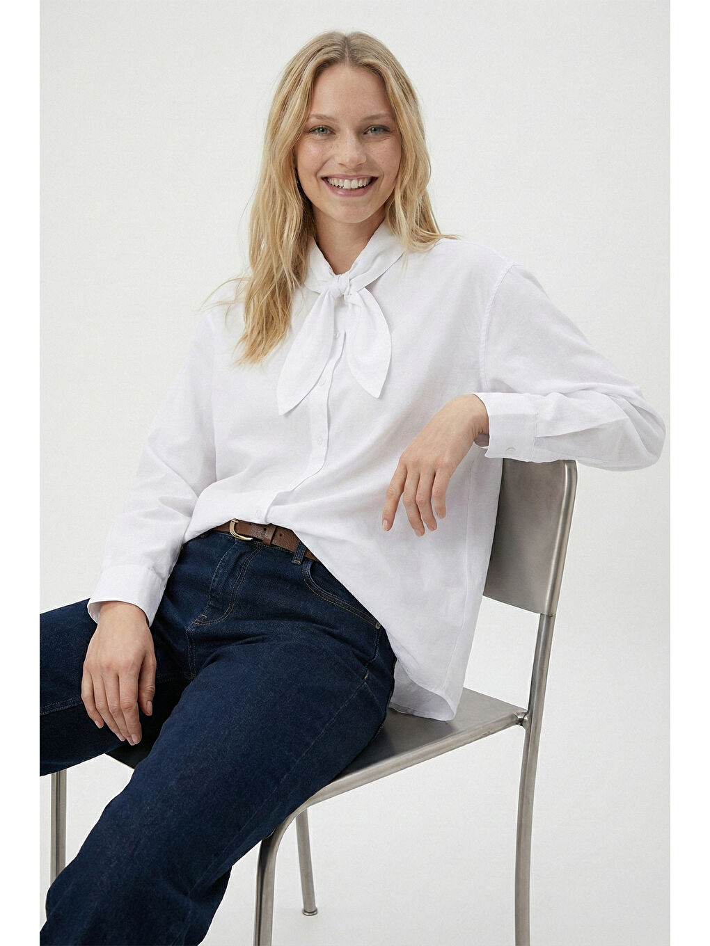 Beyaz Pamuklu Relaxed Fit Fiyonk Detaylı Yaka Gömlek 6925407-3