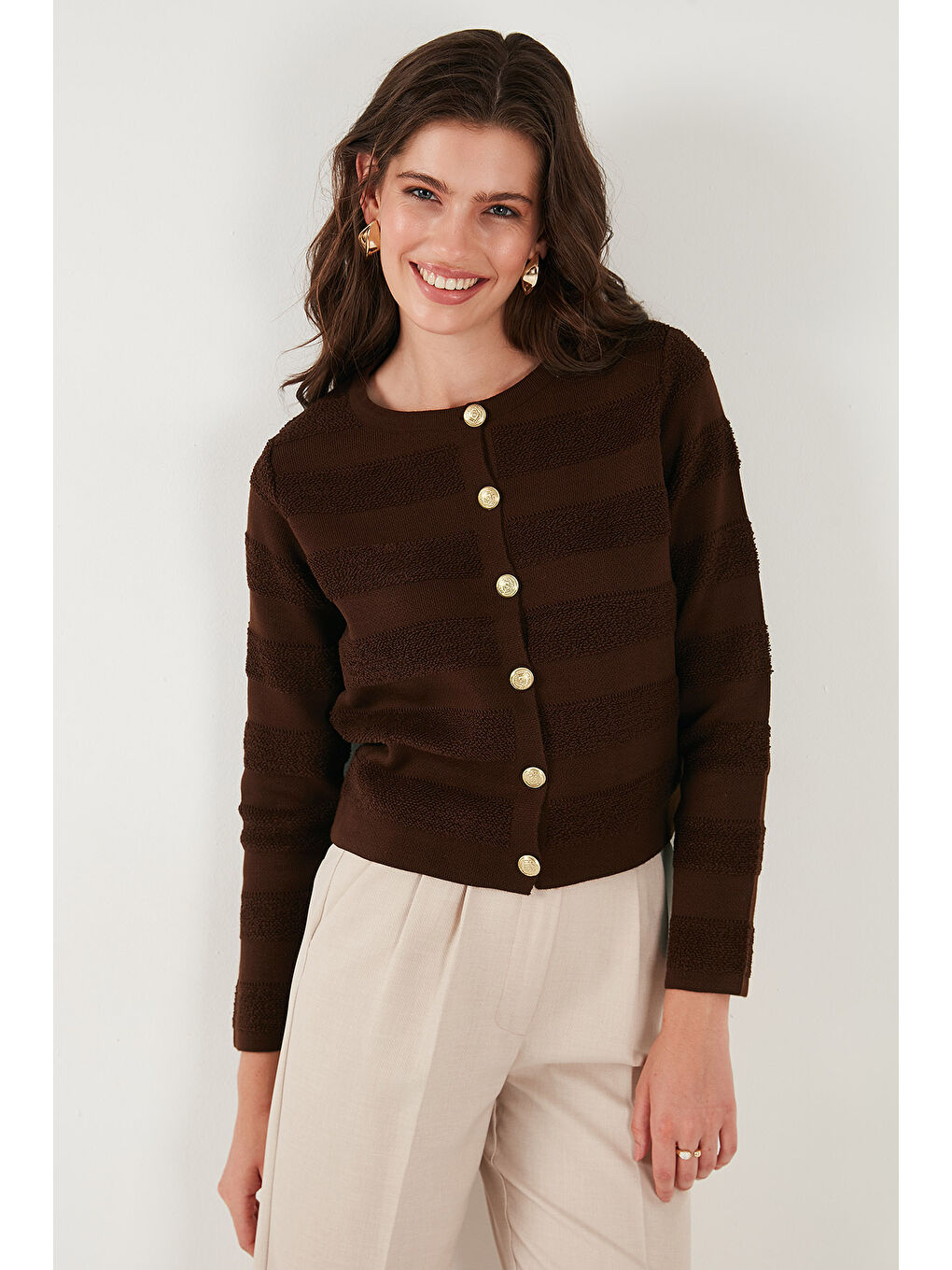 Kahverengi Premium Regular Fit Bisiklet Yaka Düğmeli Dokulu Triko Hırka 680HI00337-4