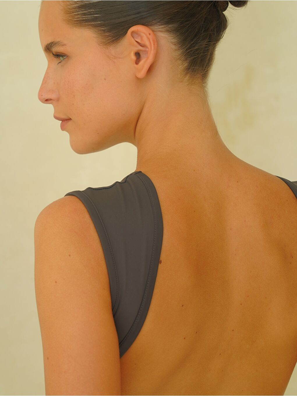 Niyama Sırt Dekolteli Kısa Antrasit Tulum-4