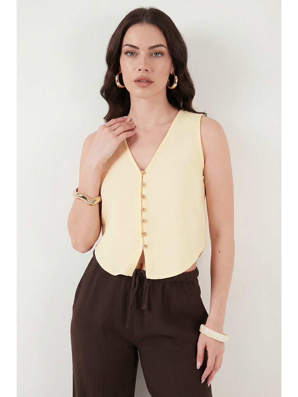 Sarı Pamuklu Regular Fit V Yaka Düğme Detaylı Yazlık Bluz Yelek 5866661-2