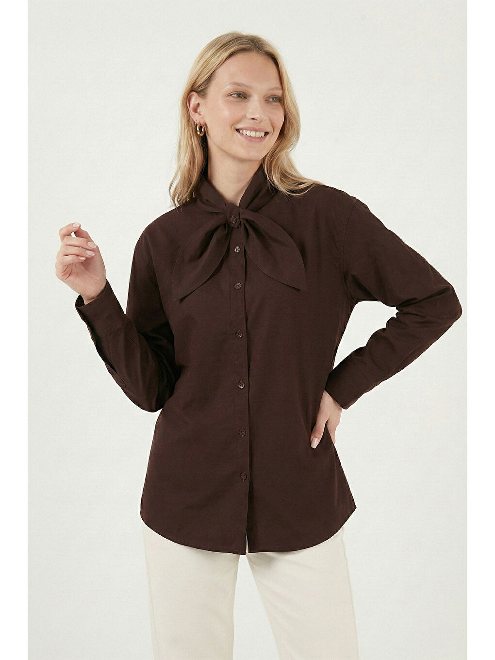 Kahverengi Pamuklu Relaxed Fit Fiyonk Detaylı Yaka Gömlek 6925407-2