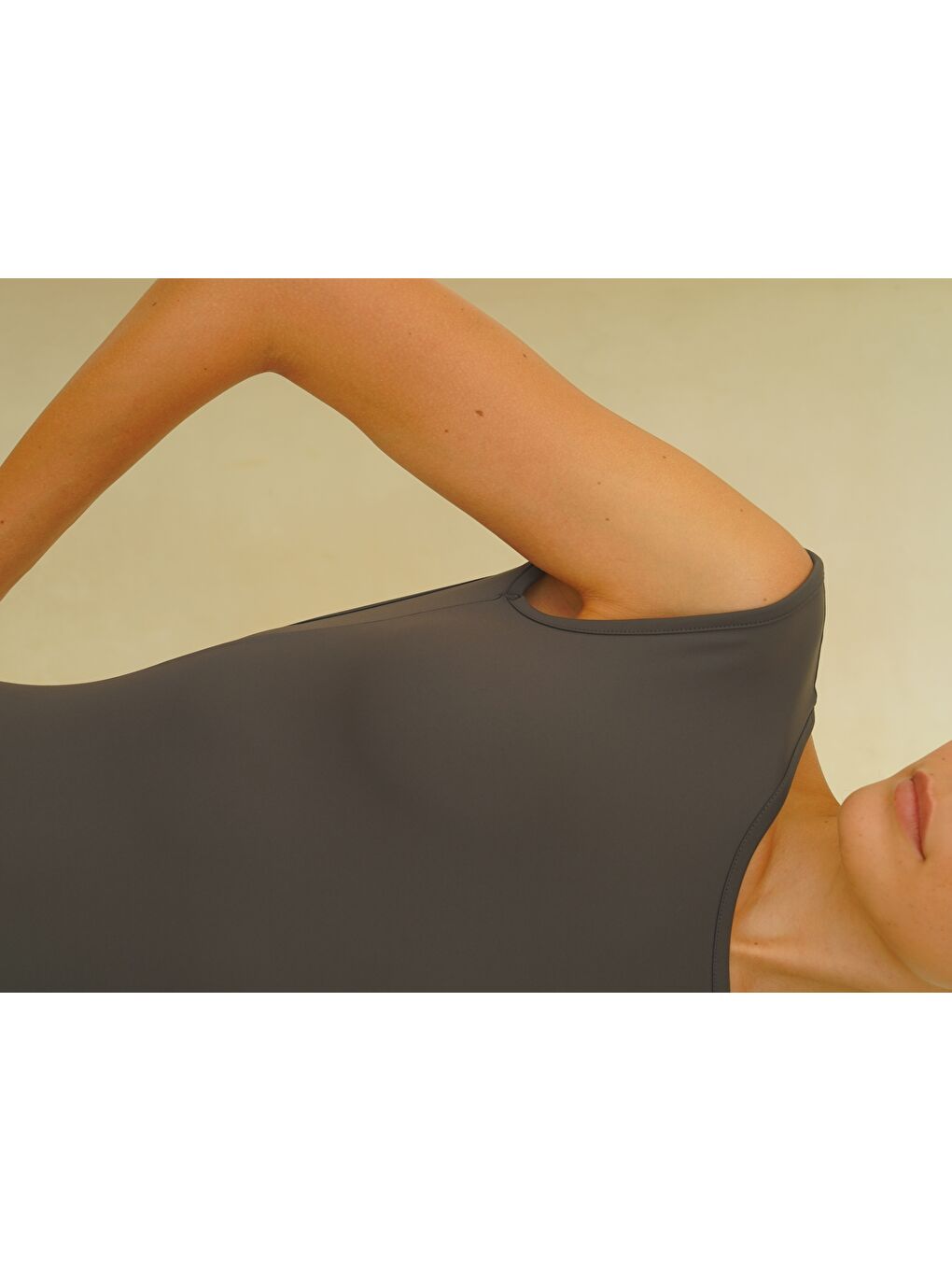 Niyama Sırt Dekolteli Kısa Antrasit Tulum-6