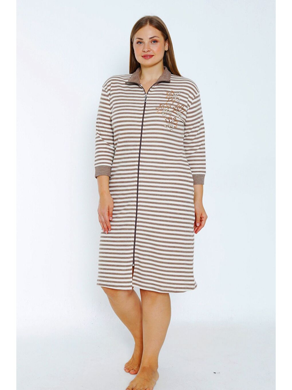 Beyaz kadın çizgi desenli truvakar kollu taş detaylı cepli polo yaka büyük beden pamuklu elbise-1