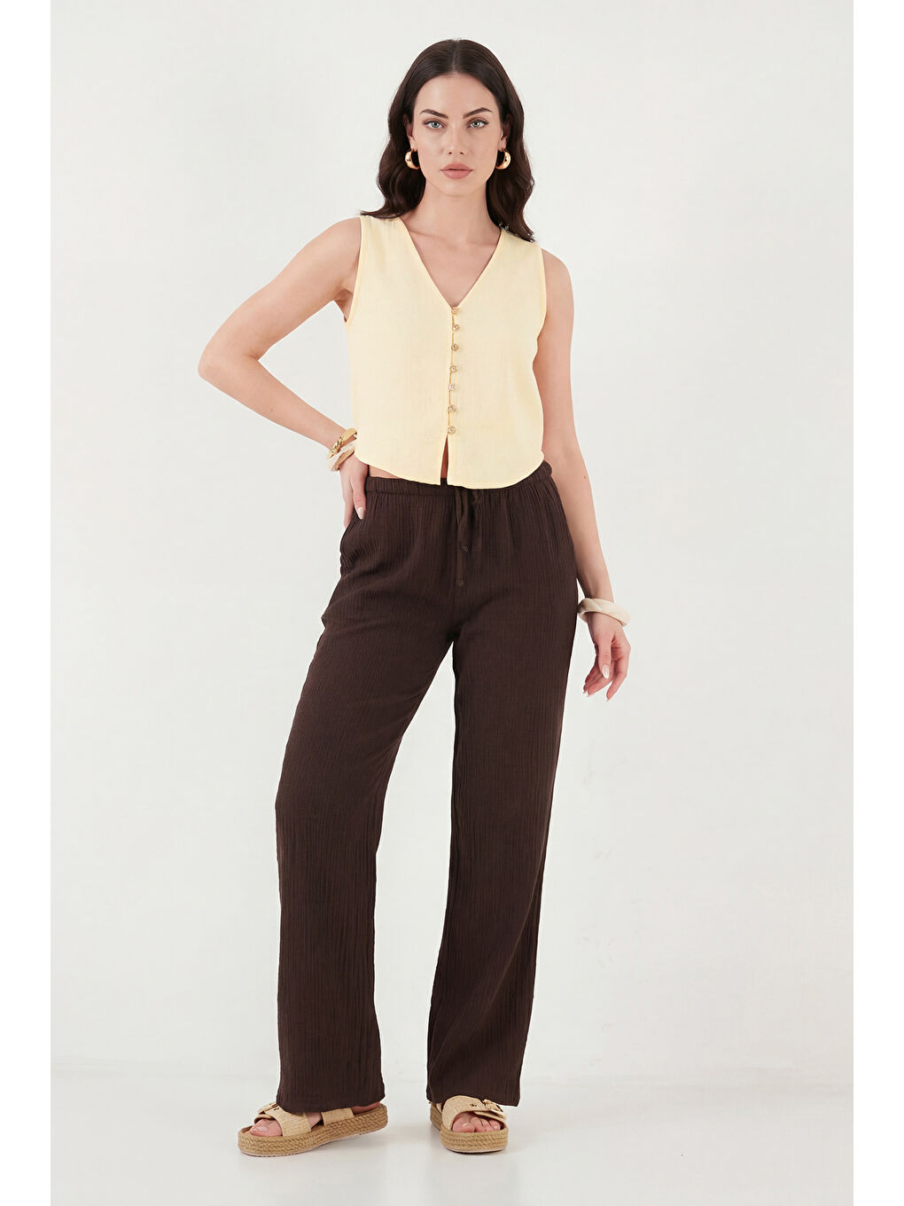 Sarı Pamuklu Regular Fit V Yaka Düğme Detaylı Yazlık Bluz Yelek 5866661-3