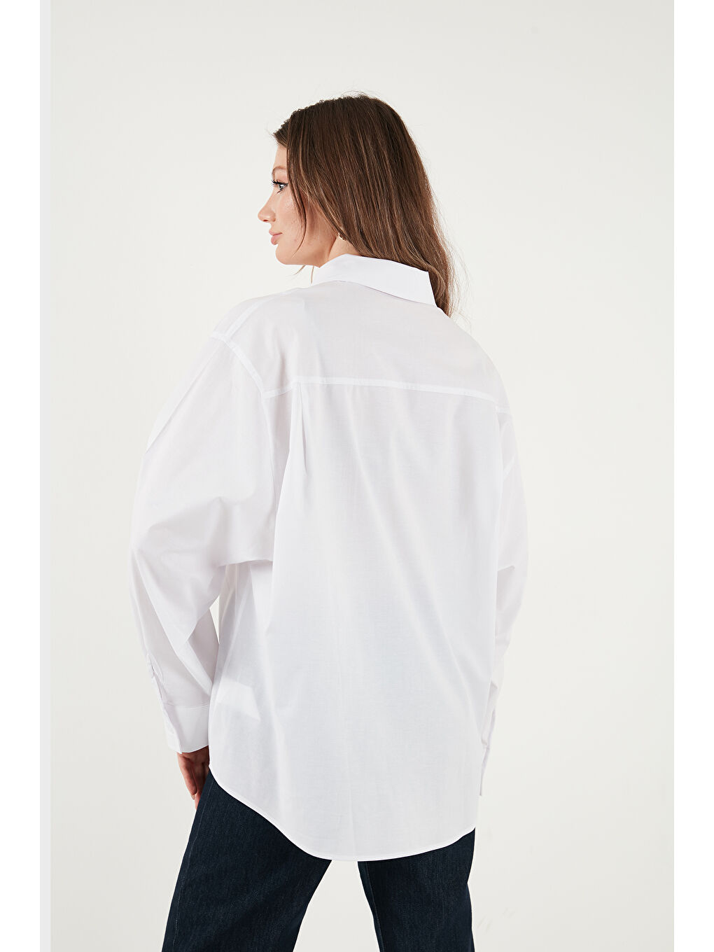 Beyaz Pamuklu Relaxed Fit Fiyonk Detaylı Yaka Gömlek 6925407-5