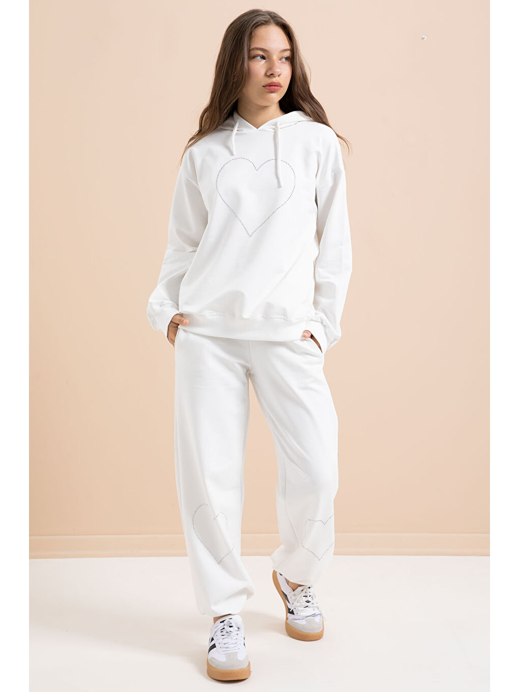 Beyaz Kalp Desenli Kapüşonlu Kız Çocuk Eşofman Takımı 21257