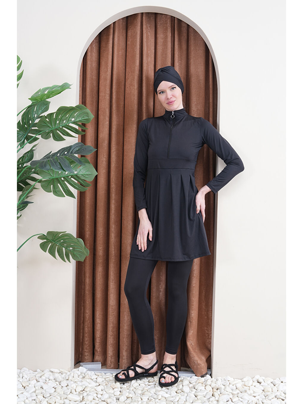 Siyah Yarım Fermuarlı Plise Detaylı Uzun Kollu Kapalı Tesettür Mayo 3385-1