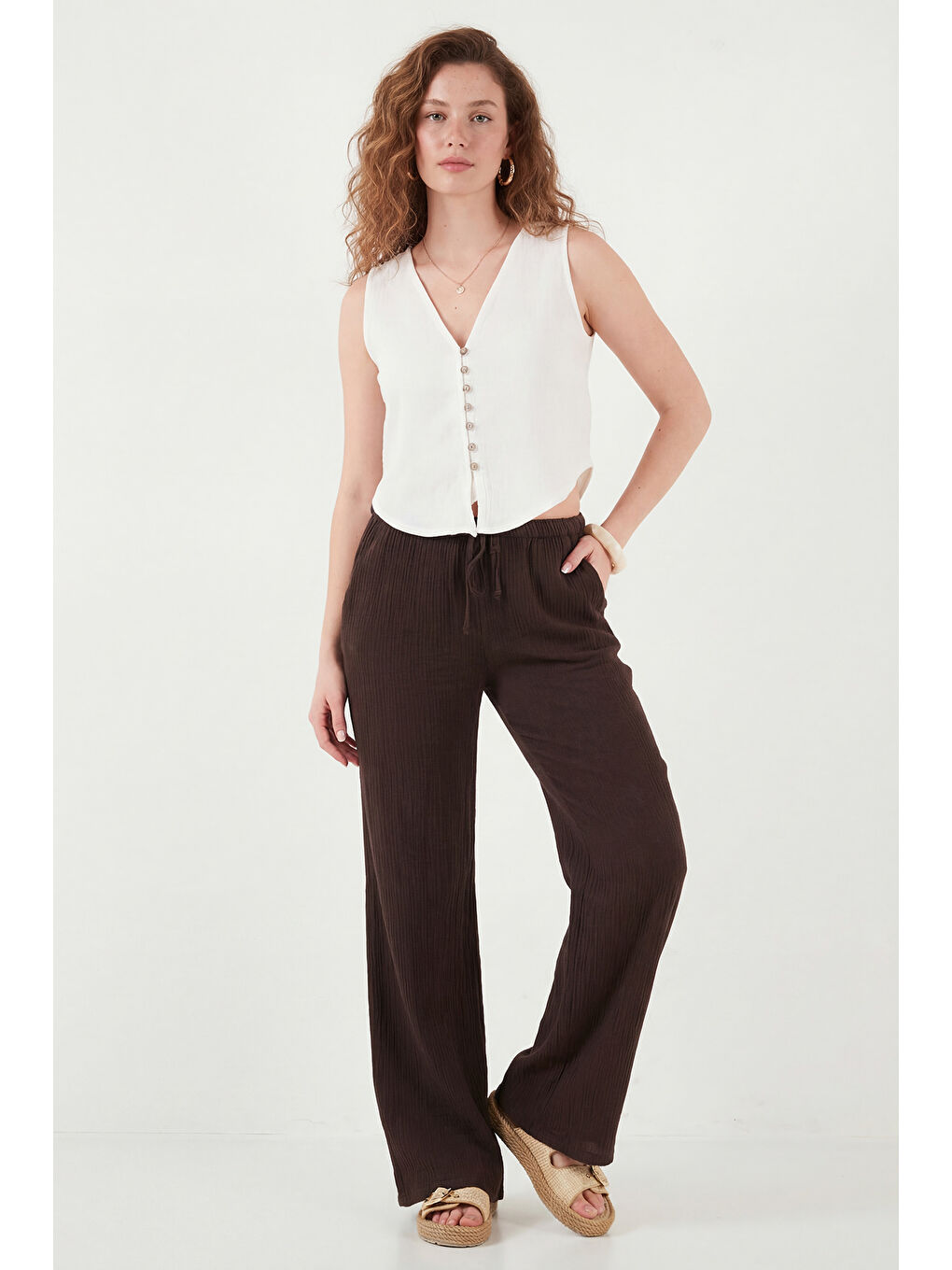 Ekru Pamuklu Regular Fit V Yaka Düğme Detaylı Yazlık Bluz Yelek 5866661-1