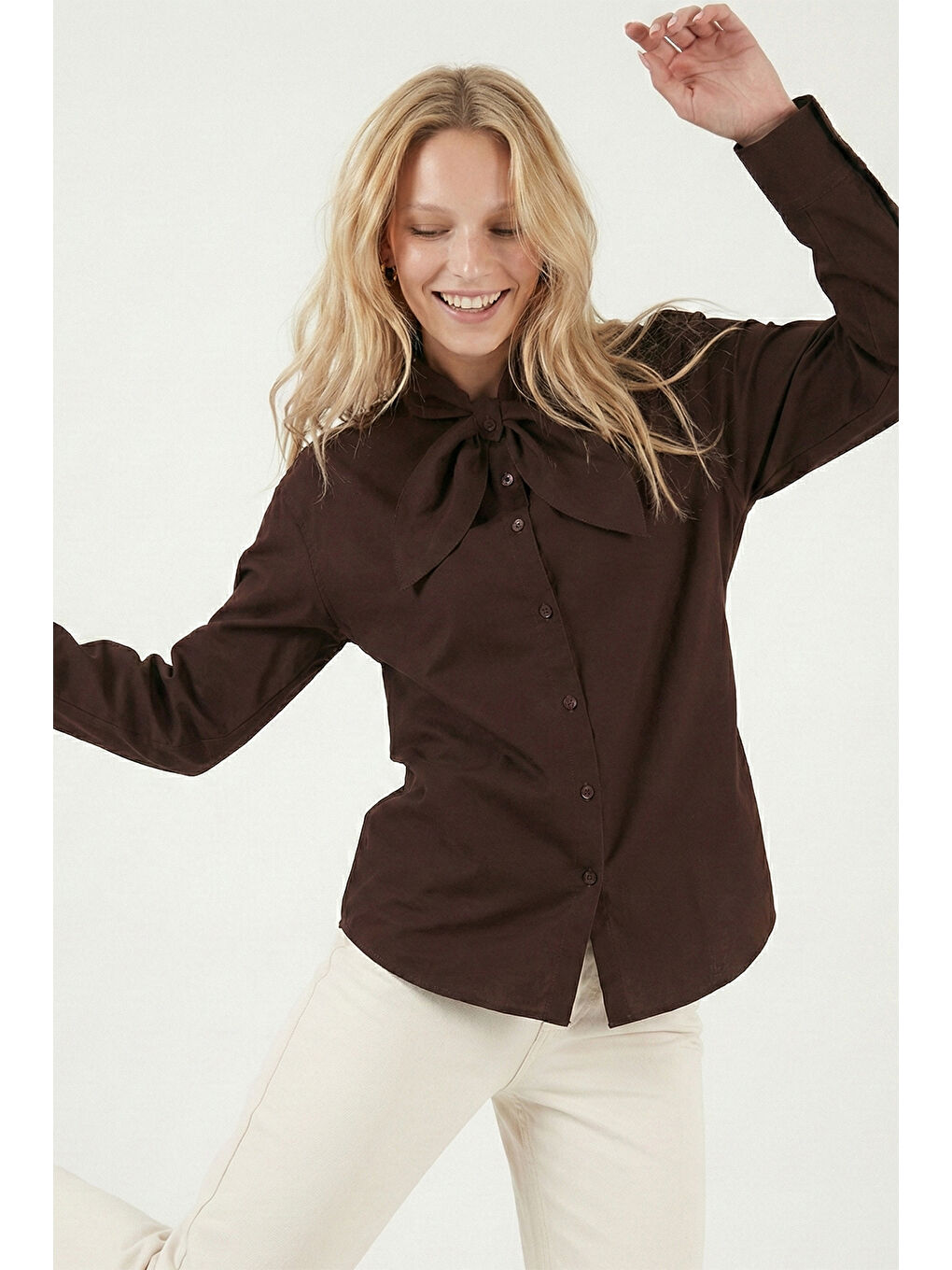 Kahverengi Pamuklu Relaxed Fit Fiyonk Detaylı Yaka Gömlek 6925407-3