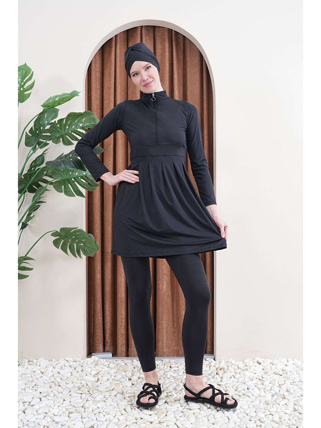 Siyah Yarım Fermuarlı Plise Detaylı Uzun Kollu Kapalı Tesettür Mayo 3385-2
