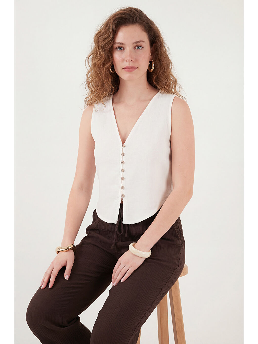 Ekru Pamuklu Regular Fit V Yaka Düğme Detaylı Yazlık Bluz Yelek 5866661-2