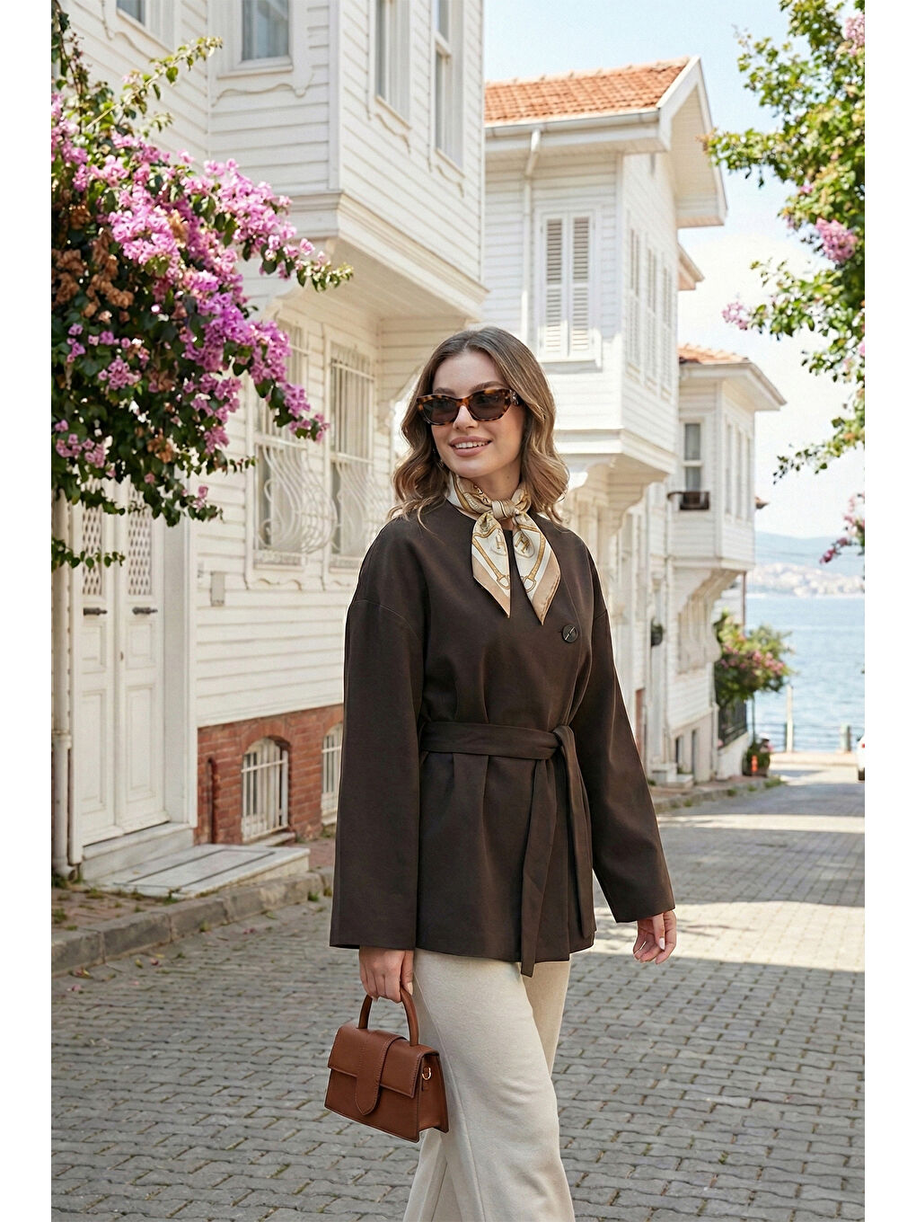 Kahverengi Regular Fit Bisiklet Yaka Kemer Detaylı Trençkot 6927672