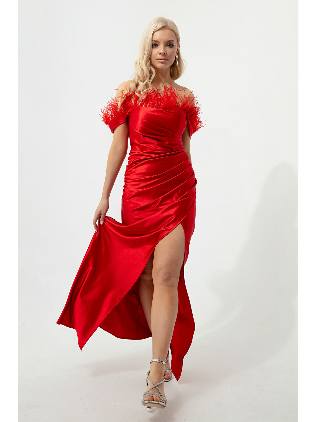 Kadın Kırmızı Kayık Yaka Otrişli Uzun Saten Abiye Elbise-2