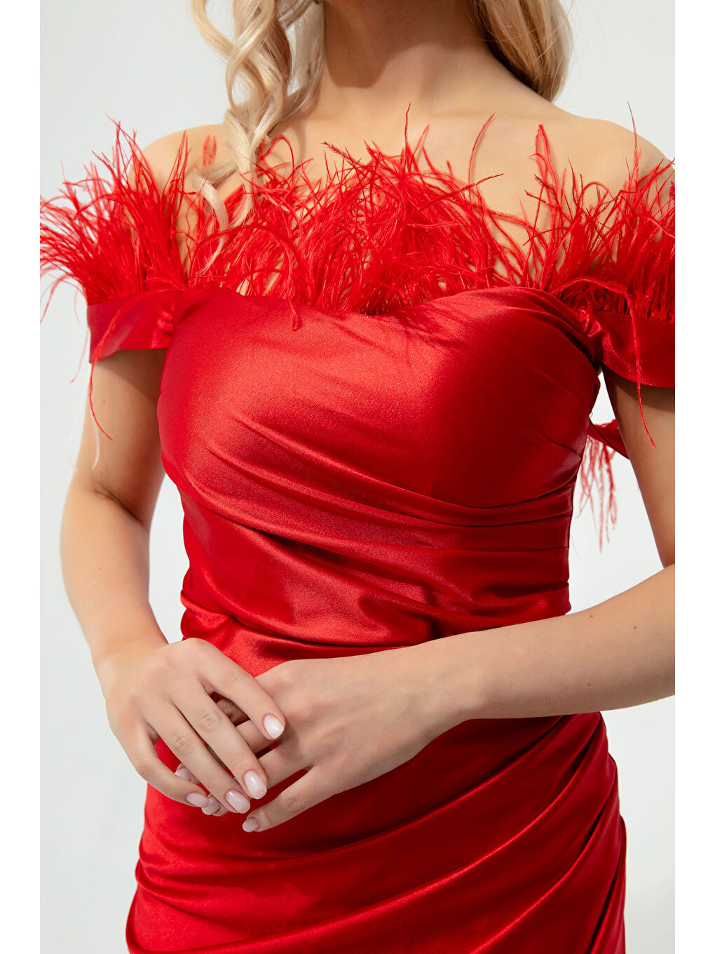 Kadın Kırmızı Kayık Yaka Otrişli Uzun Saten Abiye Elbise-3