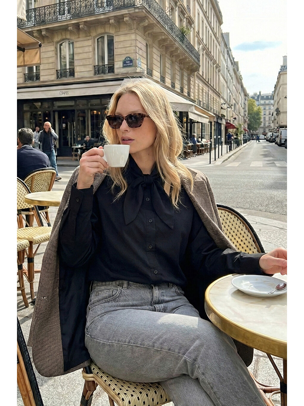 Siyah Pamuklu Relaxed Fit Fiyonk Detaylı Yaka Gömlek 6925407-1