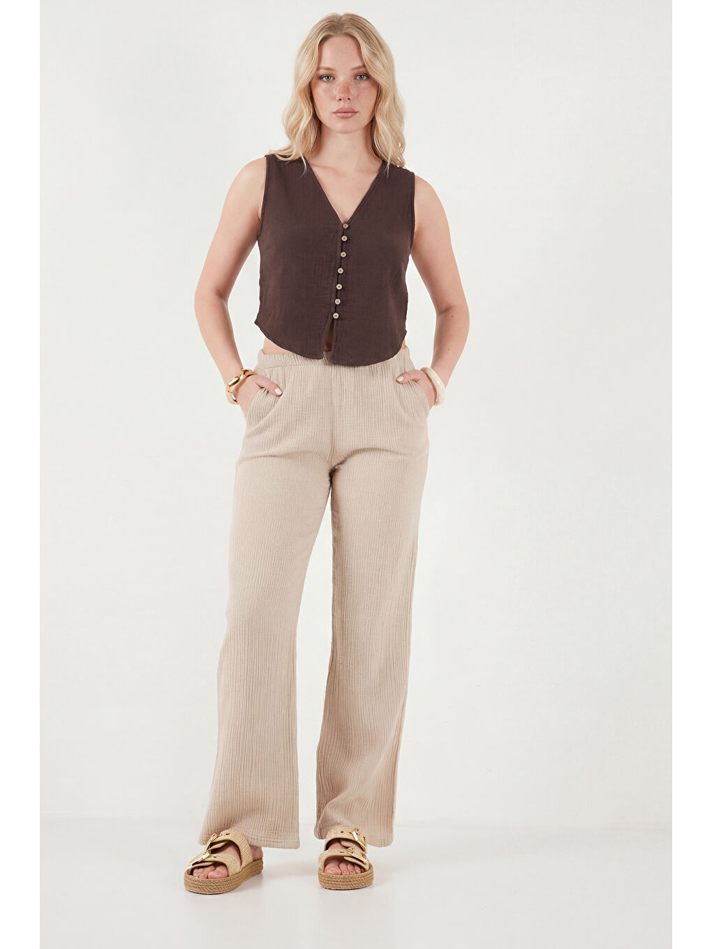 Kahverengi Pamuklu Regular Fit V Yaka Düğme Detaylı Yazlık Bluz Yelek 5866661-1