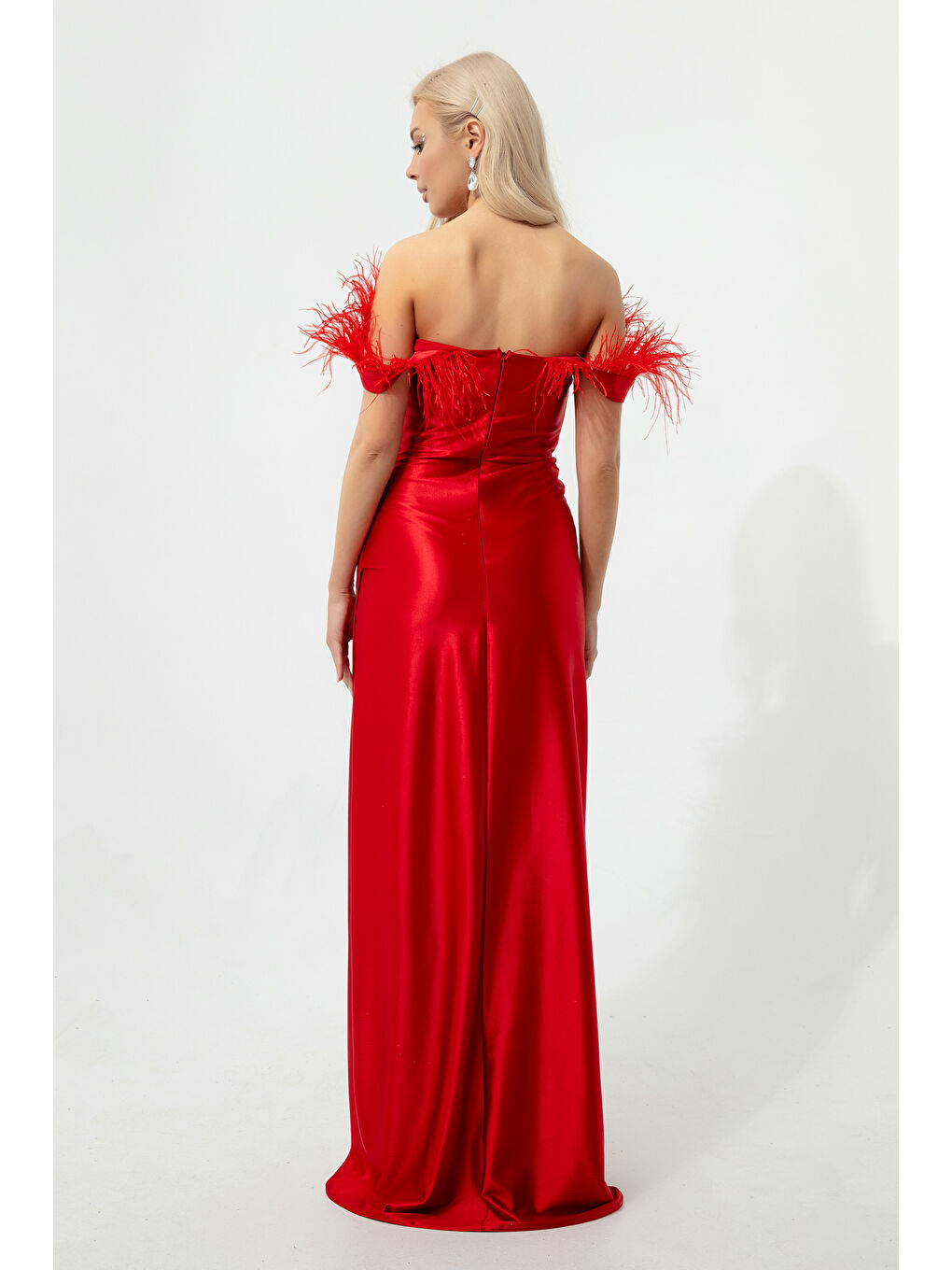 Kadın Kırmızı Kayık Yaka Otrişli Uzun Saten Abiye Elbise-4