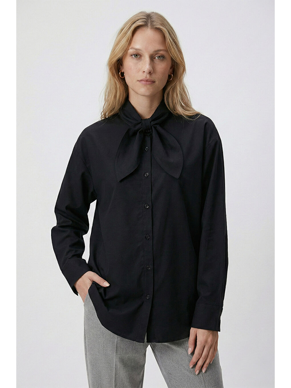 Siyah Pamuklu Relaxed Fit Fiyonk Detaylı Yaka Gömlek 6925407-2