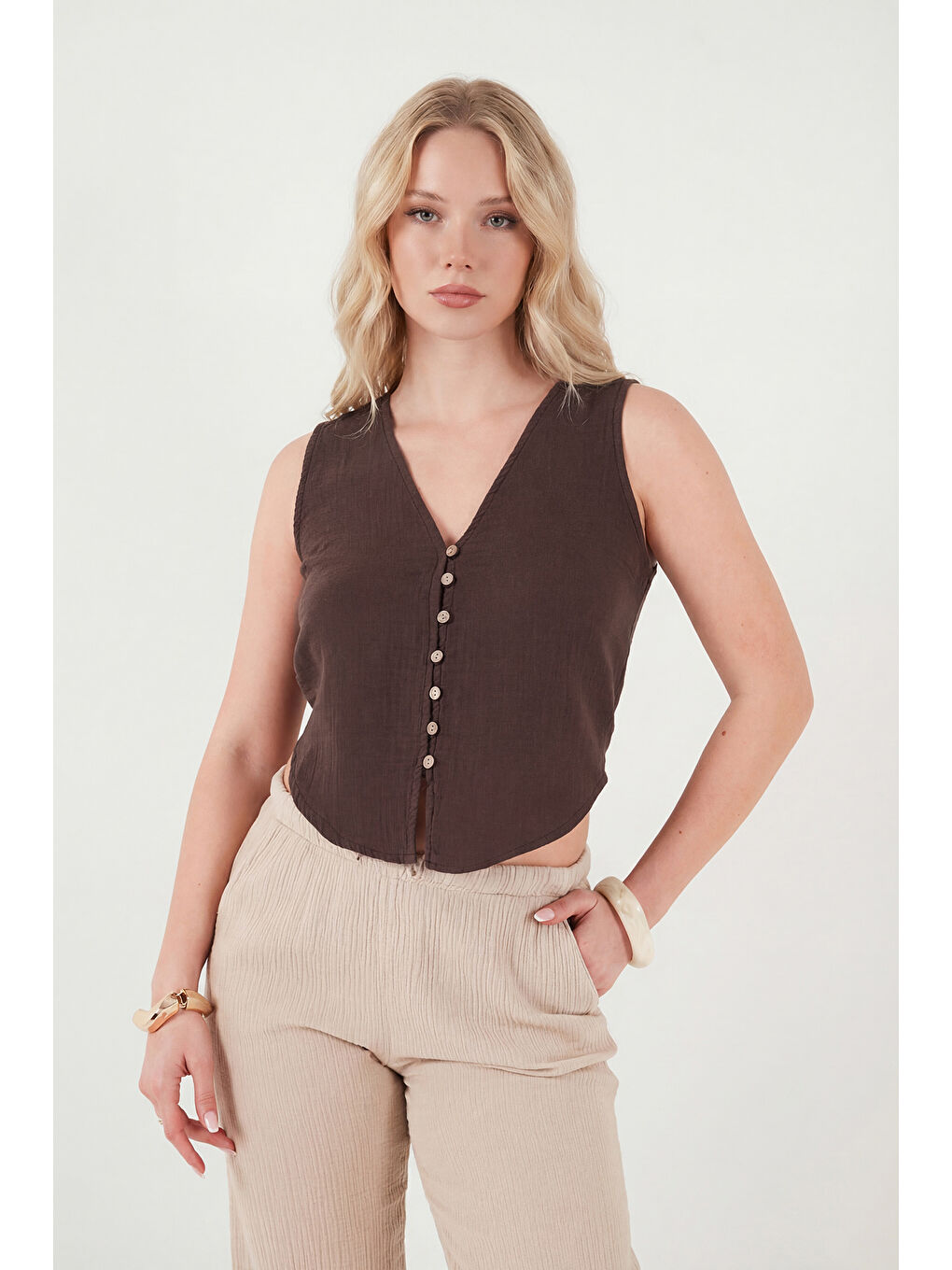 Kahverengi Pamuklu Regular Fit V Yaka Düğme Detaylı Yazlık Bluz Yelek 5866661-2