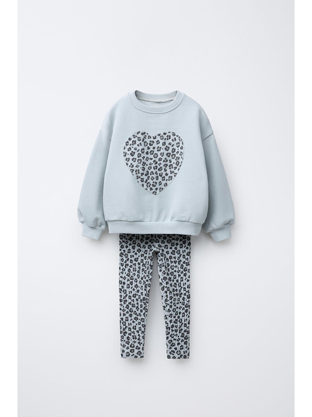 Kız Çocuk Pamuklu Buz Mavi Sweatshirt Ve Leopar Desenli Tayt Takımı - Kalp Baskılı
