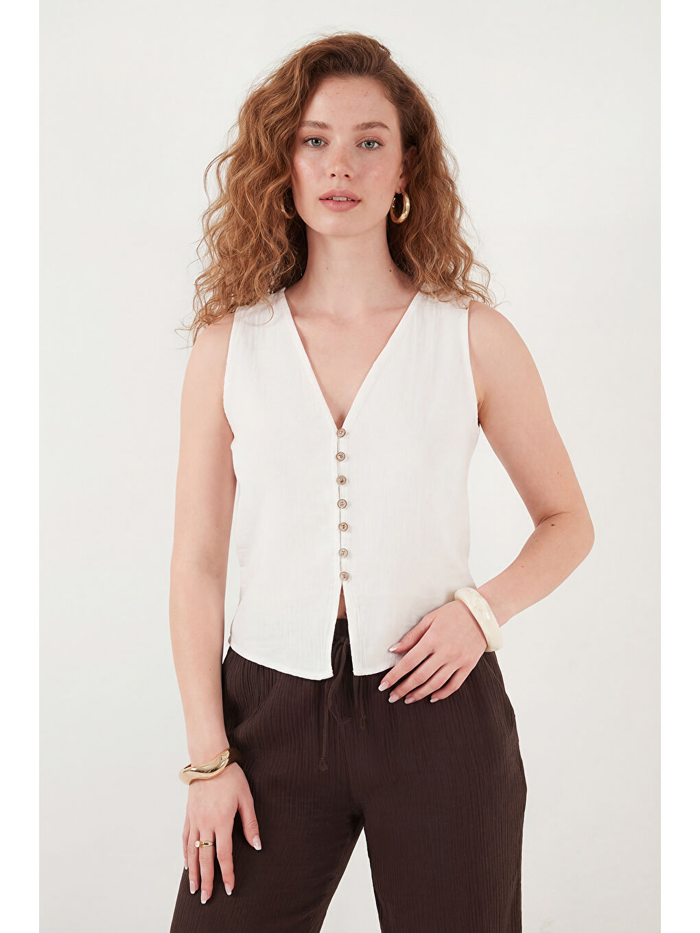 Ekru Pamuklu Regular Fit V Yaka Düğme Detaylı Yazlık Bluz Yelek 5866661-5